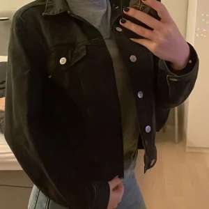 Svart Jeansjacka - Jätte fin jeans jacka men säljer pga den är för liten, inga defekter jätte fint skick.