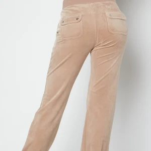 Beiga juicy byxor - Säljer nu mina beiga juicy byxor som inte kommer till någon användning pga bytt stil. Inga defekter sparsamt använda skriv för fler bilder osv❤️