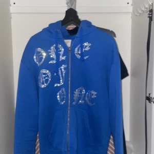 One of one zip - Tjena! Rensar garderoben och vill sälja hoodien då den inte kommer till användning längre.  Hoodien är i gott skick och har alla stenar kvar  Priset kan diskuteras vid snabb affär