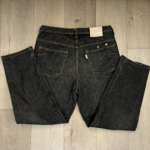 svarta baggy jeans som går in lite slutet av byxbenen. ganska brett midjemått. nyskick förutom en liten söm som gått upp vid ens fickan, men de var så när jag thriftade dem. om inte mötas upp står köparen för frakten/ majoriteten - kan diskuteras!