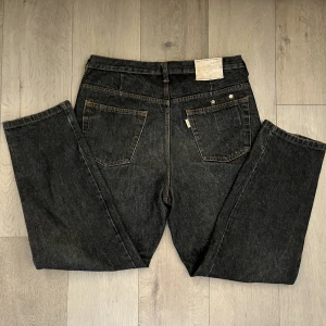 baggy jeans  - svarta baggy jeans som går in lite slutet av byxbenen. ganska brett midjemått. nyskick förutom en liten söm som gått upp vid ens fickan, men de var så när jag thriftade dem. om inte mötas upp står köparen för frakten/ majoriteten - kan diskuteras!
