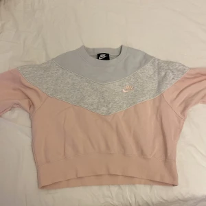 Nike tröja - Använd en gång och är i nyskick! Långärmad tröja som är ctoppad i midjan/under brösten. Storlek M men passar en S