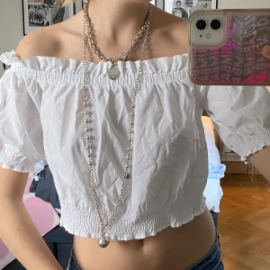 Sommarblus - En supersöt puffig sommartopp! Lite skrynklig på bilden men verkligen så fin och cool!🤍💗🤍💗🤍