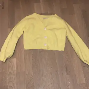Säljer en gul tröja 