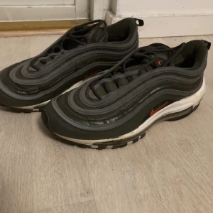 Air max 97 strlk 40 - begagnade 97:or i storlek 40. skick 7,5/10 lite smutsiga men går att fixa lätt.