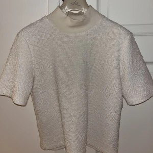 Zara tröja  - Galet fin zaratröja med steukturtyg i en benvit färg. Använd fåtal gånger och finns ej att köpa längre!