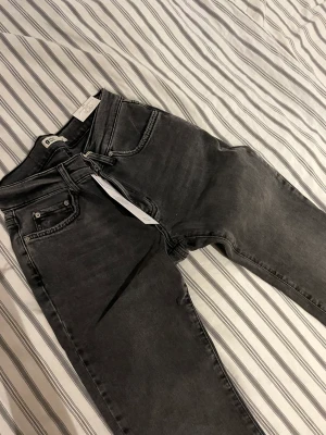 Low waist jeans  - Kunde inte byta de pga att jag väntade för länge. Säljer dom för dom är för små och kan inte byta de. Pris + frakt 📦