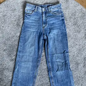 Raka jeans med hög midja ifrån Bershka. Använda ett fåtal gånger och inga tydliga defekter förutom en liten foundation fläck (visas på bilden). Den går inte bort i tvätten för mig tyvärr. 90kr+ frakt💓