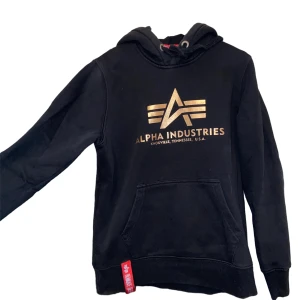 alpha industries hoodie - Säljer nu min alpha industries hoodie då jag rensar garderoben. Använt fåtal gånger, cond 9/10. Har du frågor så är det bara att ställa.
