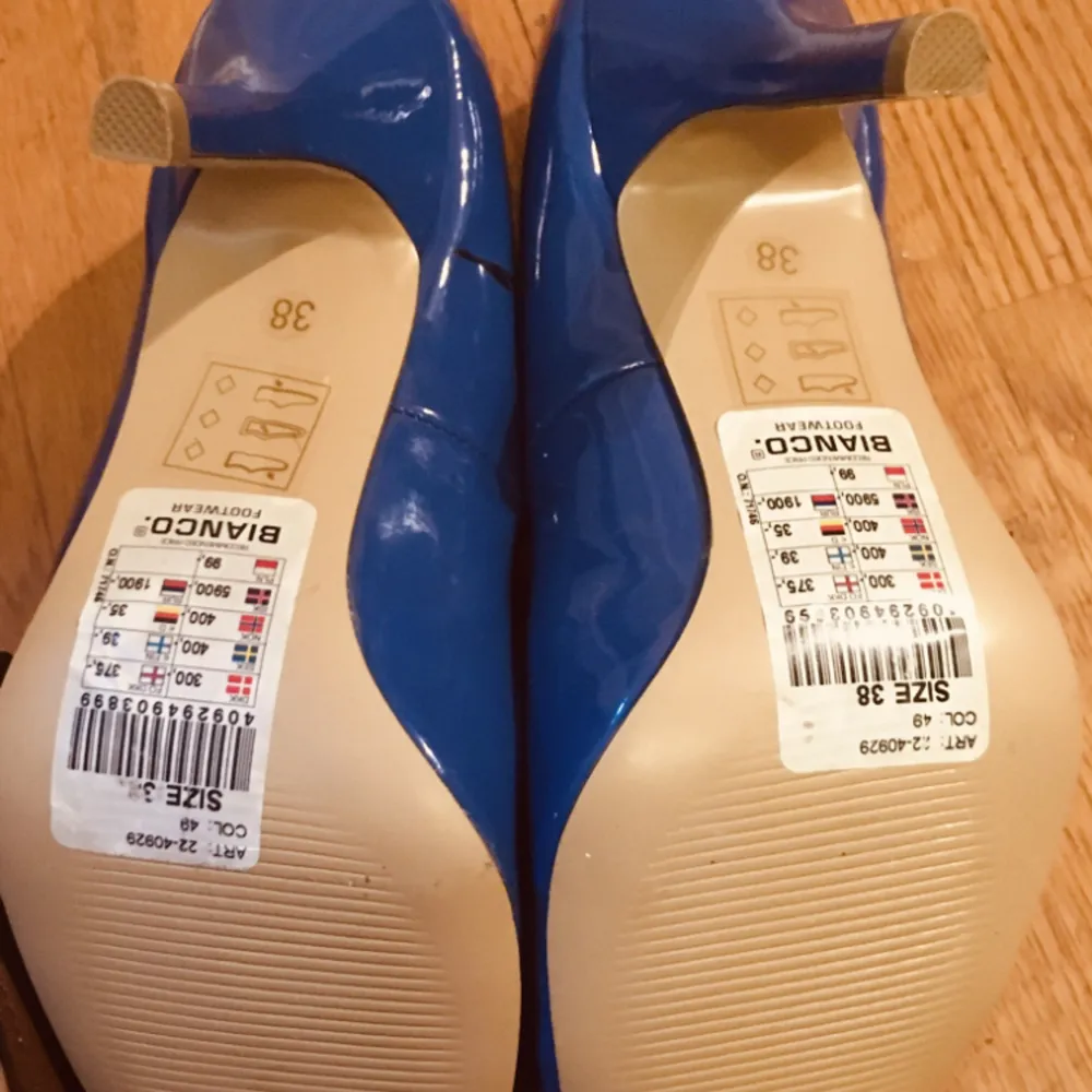 Oanvända felfria väldigt snygga blå(mer blå än marin)lackskor från Bianco. Jag är f.d shopoholic nischad på skor. Har helt enkelt aldrig hunnit använda dessa. (Använder inte insta eller snap, men delar gärna ut mitt nummer eller andra kontaktuppgifter) . Skor.
