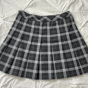 Rutig Tennis-kjol, Divine - Storlek: L/40 Skick: Använd 3-5 gånger, materialet och färgen är lika som nyskick. Originalpris: 200kr  ❗️Det finns en knapp + kedja på sidan av kjolen❗️