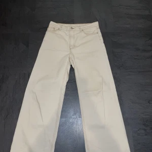 Monki Yoko  - Monki Yoko off white  Storlek 28 Väldigt bra skick knappt använda 