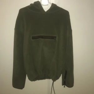 Grön fliströja - Grön fliströja med stor ficka på magen. Ingen storlek men som en s /m 