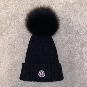 Moncler mössa  - Köpt på NK för 2199kr. Använd max 5 gånger. Kvitto finns ej. 