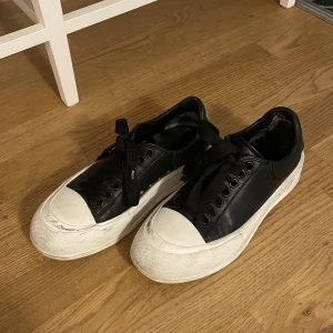 Alexander Mcqueen sneakers - Säljer mina Alexander McQueen sneakers eftersom att jag aldrig använder de längre. Fick de i julklapp 2021. Välanvända men i fint skick. 🤍