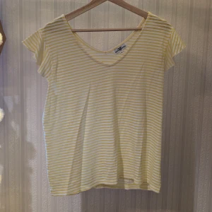 Somrig tröja - Säljer den här somriga tröjan från Hampton Republic. Den är knappt använd då det inte är min stil. De gula ränderna är lite genomskinliga :) Skickar inte kan bara mötas upp 🙂