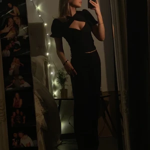 Svarta kostymbyxor - Säljer ett par superSNYGGA, midwaist/högmidjade kostymbyxor ifrån Zara. Fint & bra skick.  Byxorna har blivit lite förstora på mig, det är storlek S men tror dem kan passa både S/M.  Jag äger två par, säljer 300kr/st eller båda för 500kr! 