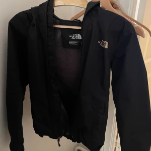 Säljer svart the north face jacka - Här är en lite bättre bild på the north face jackan💗
