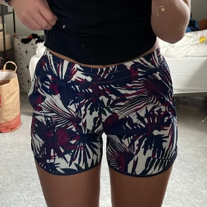 Träningsshorts  - Windbreaker shorts till träning. I lila och blå. Har använt få gånger. Köpta på bonprix. 
