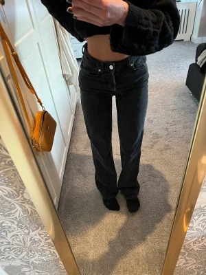 Jeans bikbok - Jättefina jeans från bikbok. Säljer då de inte kommer till användning längre❤️‍🔥 storlek 26/32 (jag är 170 cm och de passar perfekt) Nypris 599