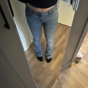 Lågmidjade jeans (Zara) - Lågmidjade bootcut jeans från Zara, nästintill oanvända 💗💞