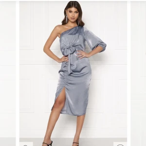 Festklänning  - Jättefin festklänning från Bubbleroom i stl 34. Endast använd på bild, annars helt ny. Orginalpris 600kr