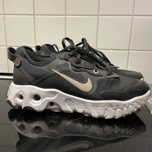 Nike react - Storlek 39 Köparen står för frakt