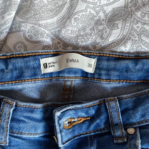 Håliga jeans low rise  - Ginatricot Emma jeans. Mom fit, low/mid rise. Lätt rippade på benen vilket är meningen annars är de hela. Lite slitna kanter här och var men inget som påverkar utseende eller funktion.