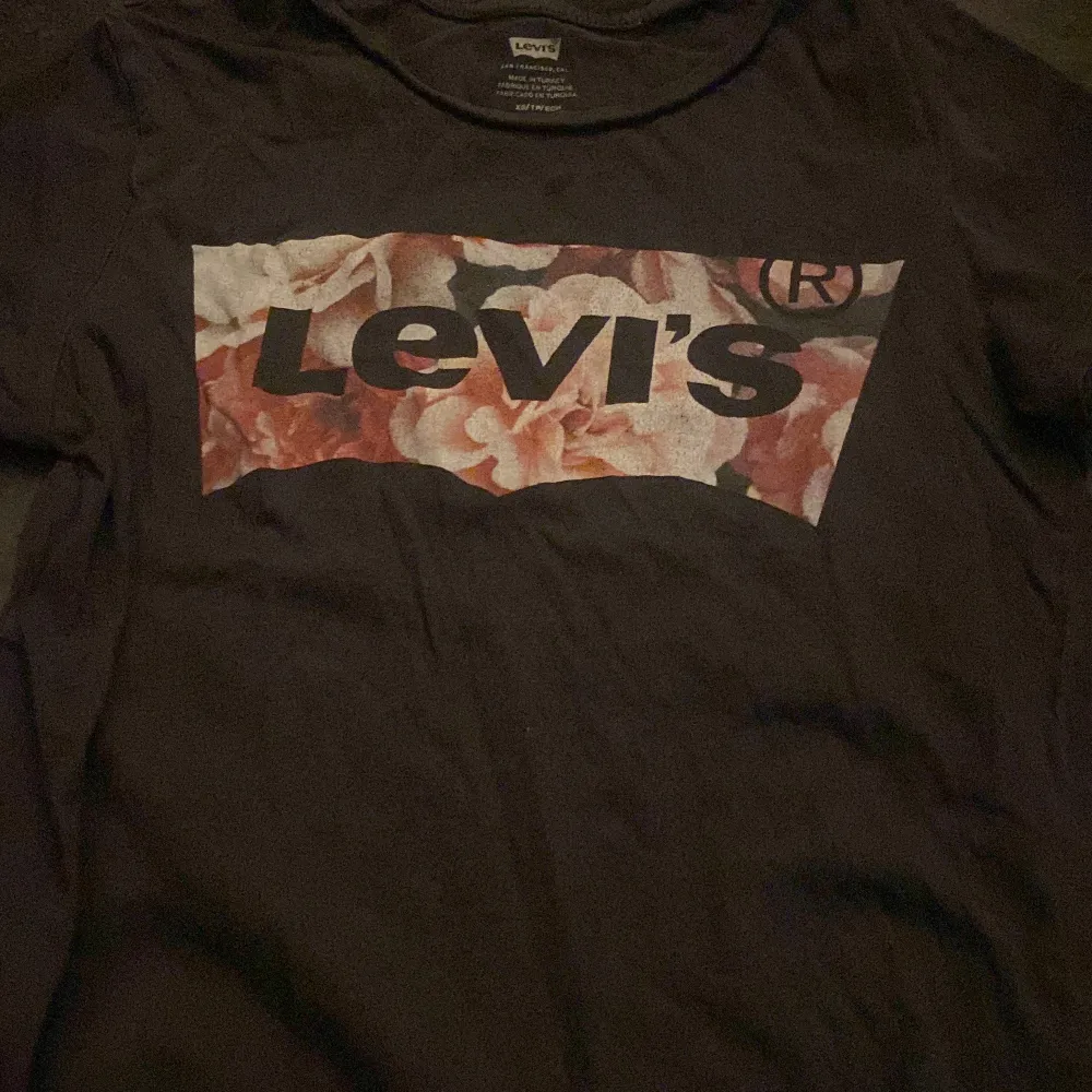 En Levis tröja med blommor . T-shirts.