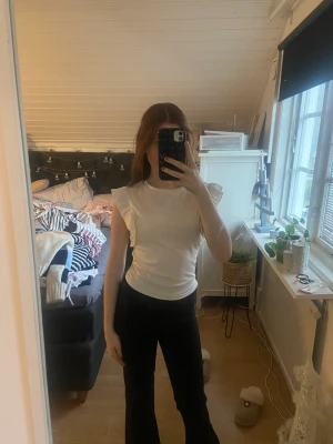 Vitt trendigt volang linne från zara - Volang topp