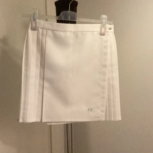Vit kjol - Fin vIt ”tenniskjol” från Fred Perry