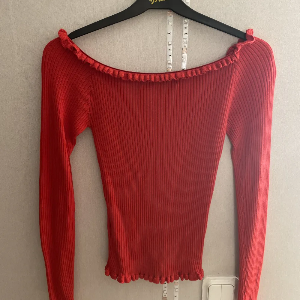 Röd offshoulder tröja från New Yorker i storlek 36. Använd ett fåtal gånger, fint skick. Köparen står för frakten! 💞. Toppar.