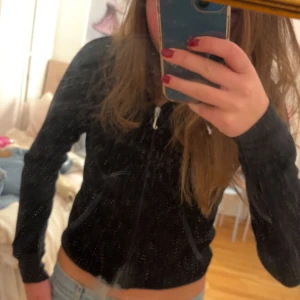 Juicy couture Hoodie  - Säljer denna zip Hoodie i storlek M från juicy couture! Den är i mycket bra skick! Skriv vid intresse! 