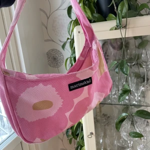 Marimekko handväska - Marimekkoväska med rosa blommor. Superfin till våren/sommar. Som ny! Frakt tillkommer🤍