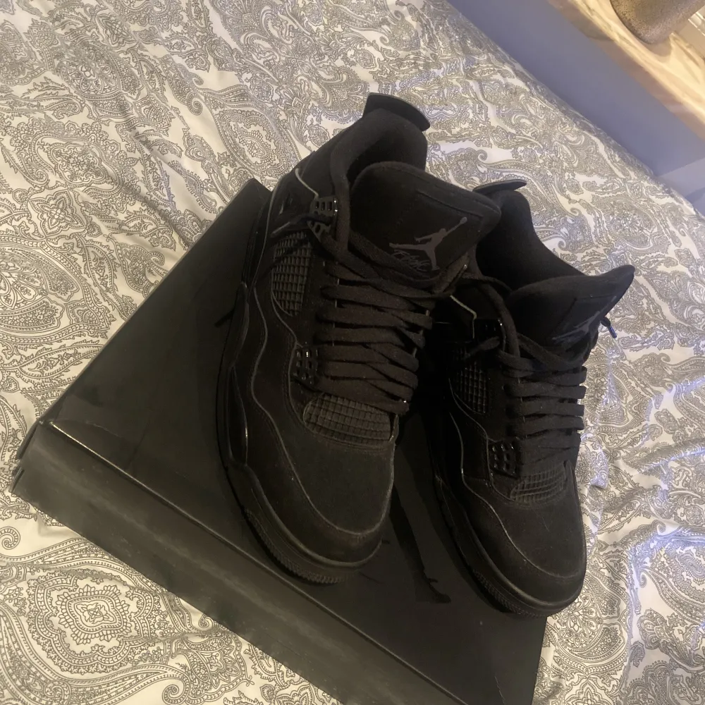 Jordan 4 black cat i storlek 44 i bra skick och är äkta såklart  Skriv om du har några frågor . Skor.