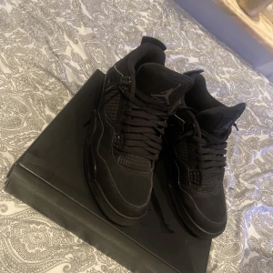 Jordan 4 black cat - Jordan 4 black cat i storlek 44 i bra skick och är äkta såklart  Skriv om du har några frågor 