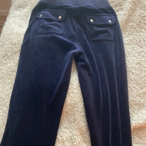 Mörkblåa juicy couture - Använda ett fåtal gånger, de är i storlek xs. Jag kommer tvätta dom en extra gång innan de säljs för bästa kvalitet. Jag själv är 172 och dom sätter perfekt i längden på mig. Köparen står för frakt 