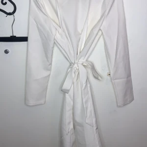 Short white morning-rock - Den här är en kort morgonrock, vacker, kritvit, inga rester. Den kan även användas som kofta på strand eller att ha på den valfritt outfit. För att påminna er om att det finns två trådar som skall sittas på kanten av midjan där snöret ska varas!! 