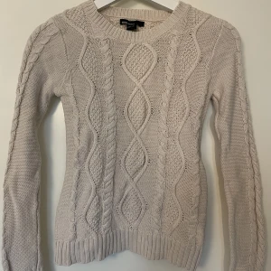 Stickad  - Stickad tröja med tvinnat mönster. Vit men mer åt det varma hållet så väldigt ljus beige kanske man skulle kunna säga. Köpt på mango och säljs inte längre. Storlek XS. Inga defekter och använd någon enstaka gång❣️