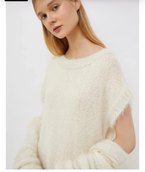 Stickad tröja från Liujo - Aldrig använd. Fick i julklapp men är inte min stil. (Lånad bild.)