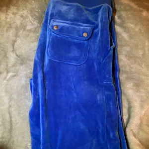 Juicy byxor - Super fina juicy byxor köpta från den riktiga hemsidan i storlek XS! Använt 1 gång och är helt nya! ❤️ Om man har några frågor så är det bara att fråga på! Frakt tillkommer 💕