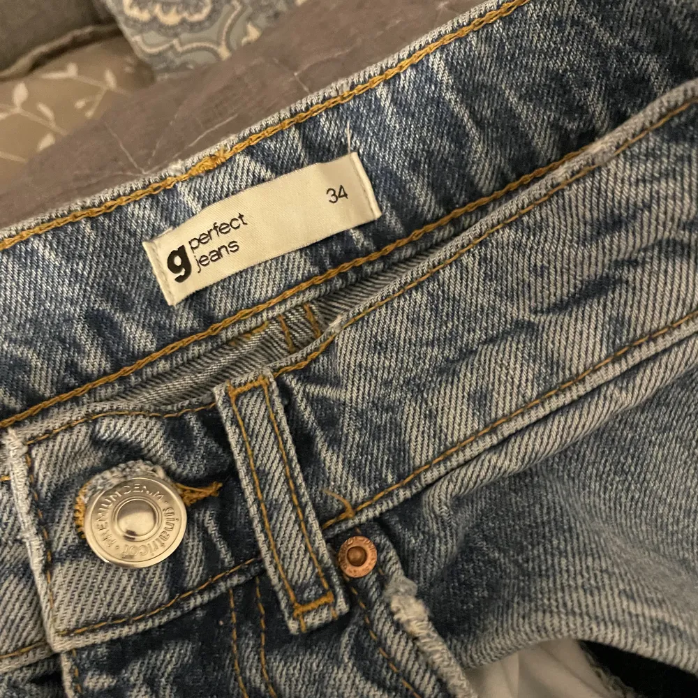 Säljer blåa jeans från Gina! Kommer tyvärr inte till användning därför säljer jag dom, använda några gånger, fint skick!💗. Jeans & Byxor.