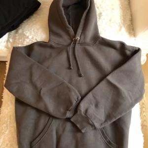 Brun Hoodie - Brun hoodie från Bikbok. Super fin och skön, använd ett fåtalgånger😍❤️