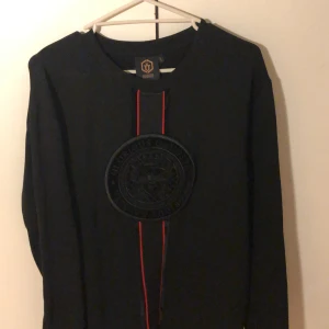 Glorious Gangsta tröja (med monogram) - En tröja ifrån märket Glorious Gangsta. Limited edition, säljs inte längre. I princip ny, använd 2 gånger. Väljer att sälja denna för att den har blivit för liten för mig. Nypris: 859 kr  Mitt pris: 700 kr Pris går att diskutera vid snabb affär!