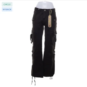 Bruna lågmidjade cargobyxor - Ett par lågmidjade cargobyxor med coola fickor! Köptes för 500kr och de är i perfekt skick. Från märket Dayidala