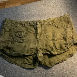 Militärgröna shorts ifrån H&M storlek 36. Aldrig använts. Tunn och luftigt material. Lågmidjade 