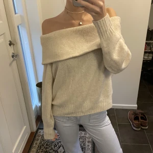 Stickad offshoulder tröja🫶 - Världens finaste offshoulder tröja som tyvärr inte kommer till användning, sparsamt använd!🫶🫶💓