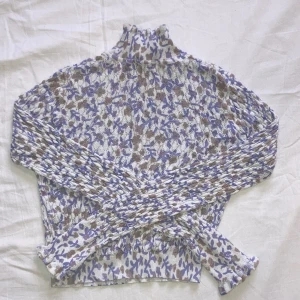 Croppad tröja med fint blommönster - Använd 2 gånger, croppad långärmad tröja från zara, pastellfärger, lite glitter i tröjan, stretchig passform, krage och ärmslut matchar. 💖