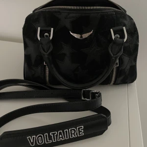 Zadig väska  - Zadig väska i mellanstorleken! Superfint skick, endast andvänd ett fåtal gånger. Säljer endast vid bra pris. Nypris 4000kr 