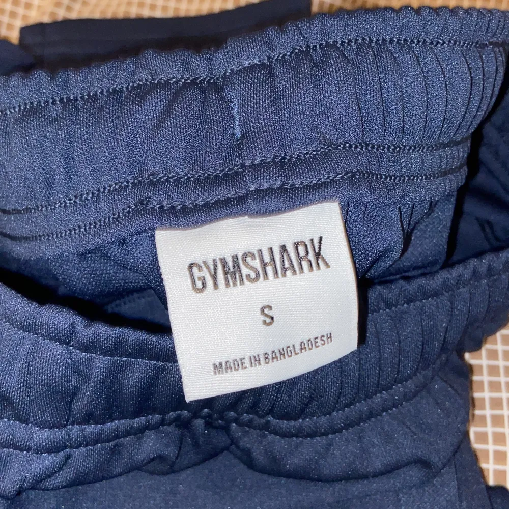 Helt oanvända marinblåa joggers från gymshark. Storlek S. Köpte fel storlek därav ingen användning. . Jeans & Byxor.